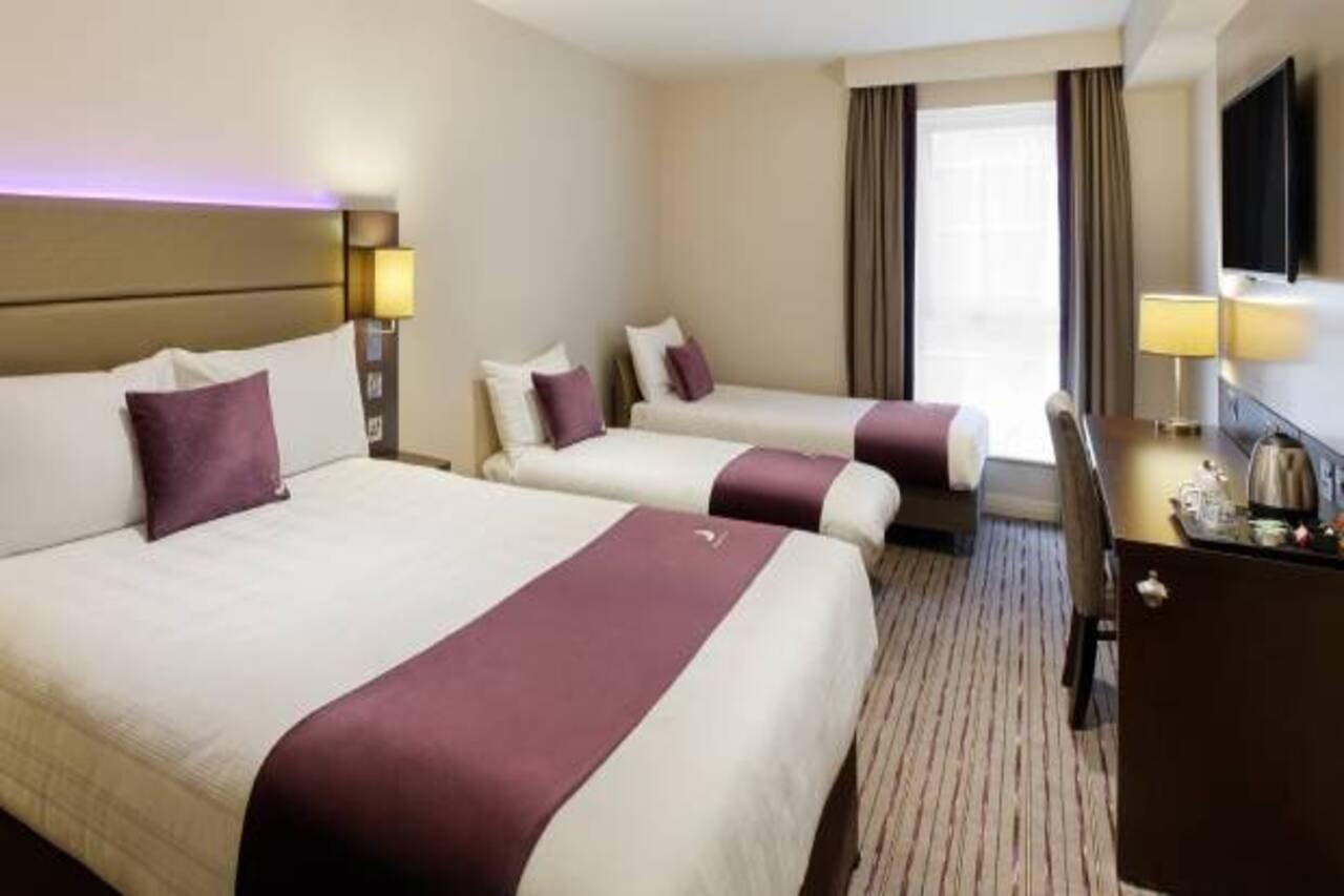 Premier Inn Woking Town Centre Exterior photo