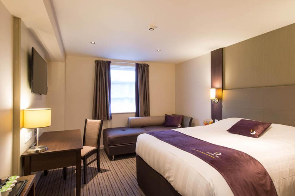 Premier Inn Woking Town Centre Exterior photo