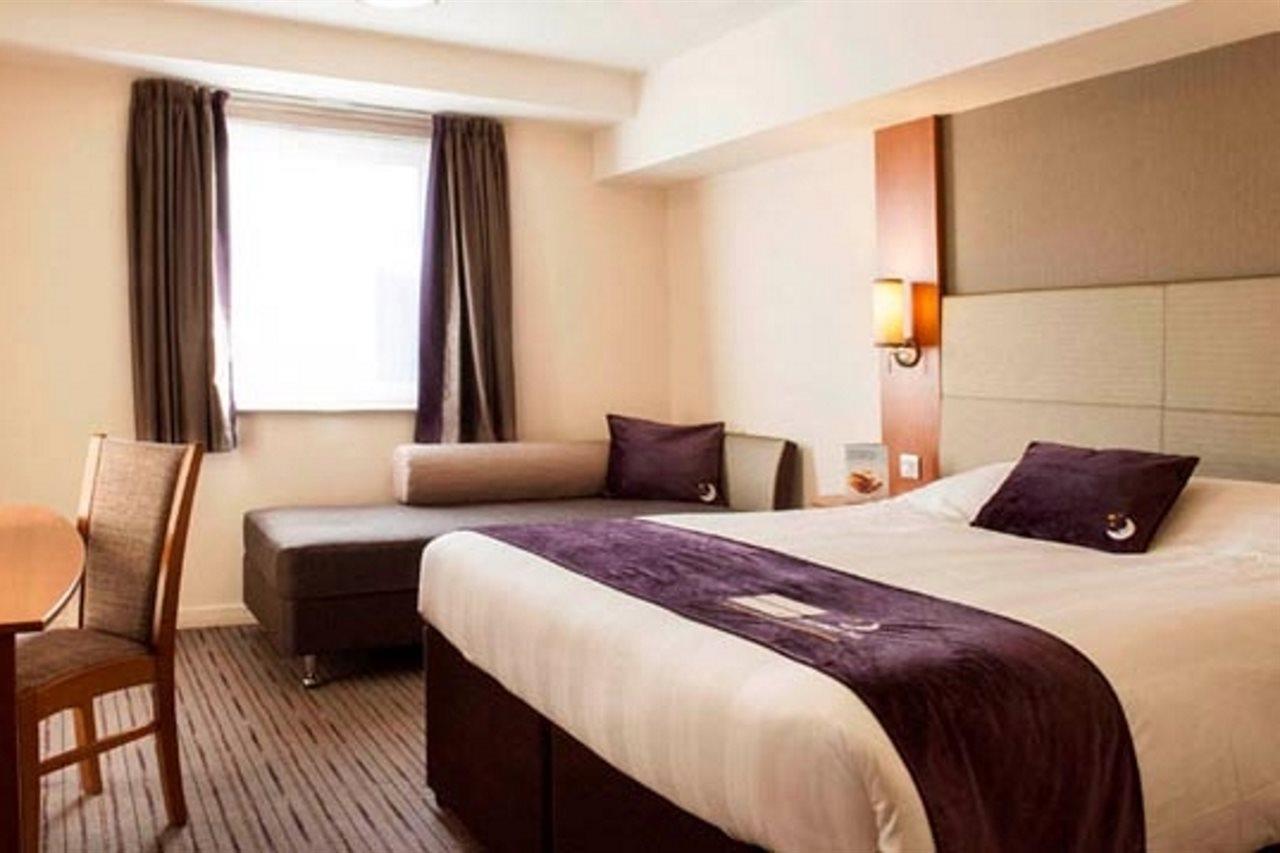 Premier Inn Woking Town Centre Exterior photo