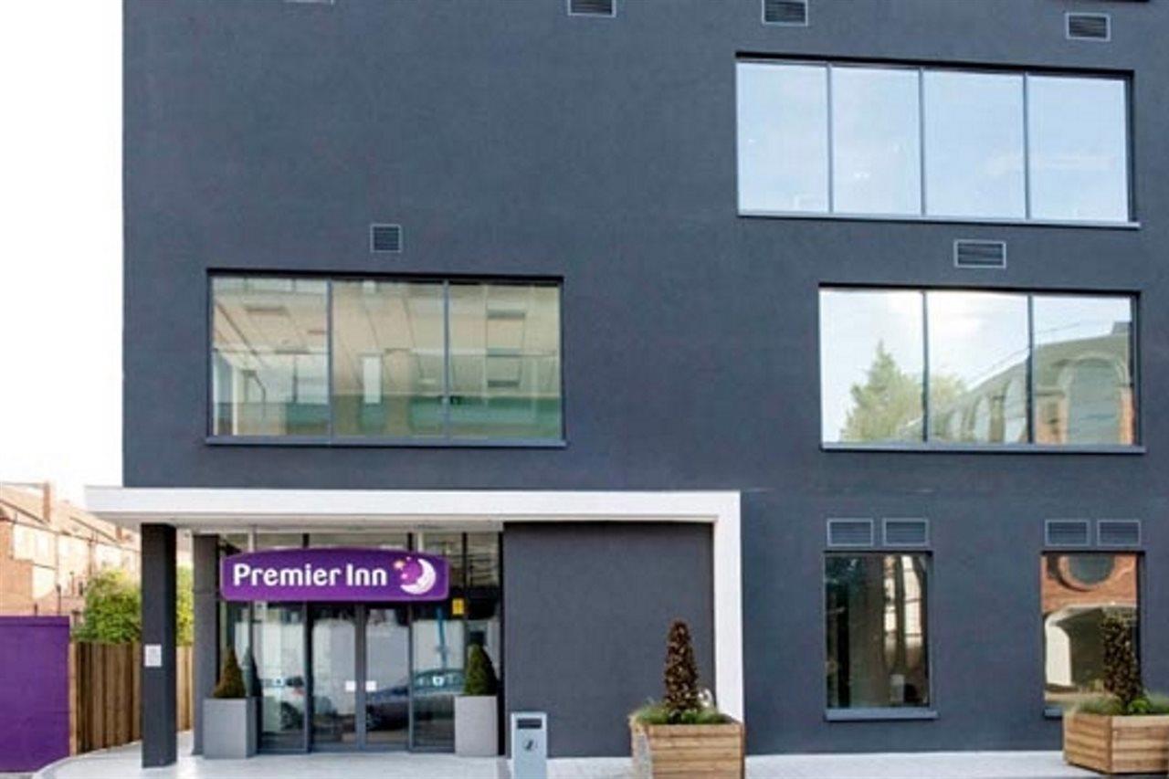 Premier Inn Woking Town Centre Exterior photo