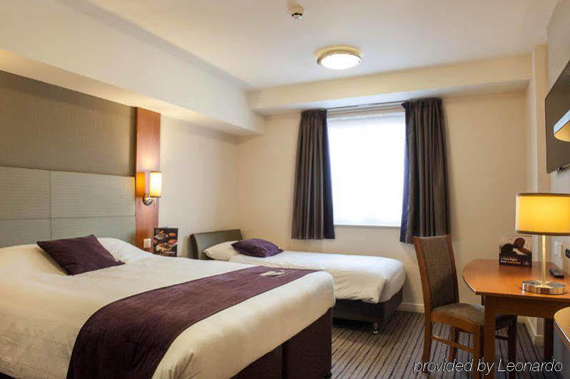 Premier Inn Woking Town Centre Exterior photo